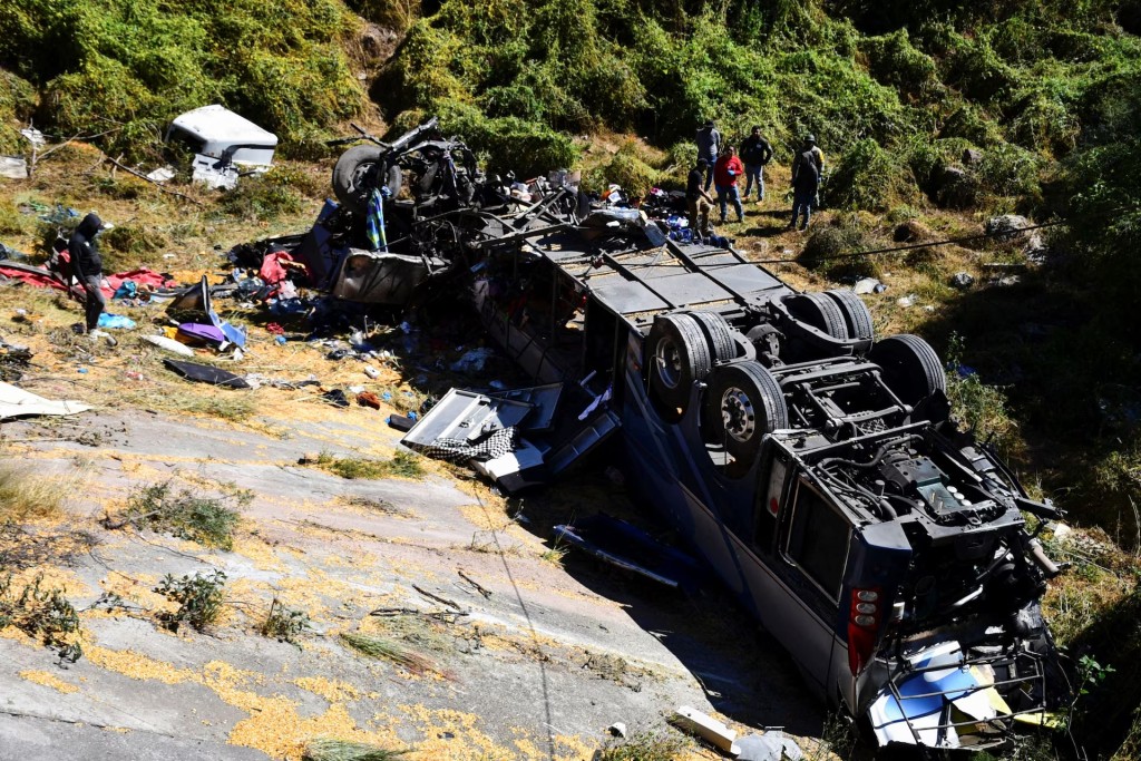 墨西哥高速公路事故19人遇难卡车与巴士相撞致悲剧