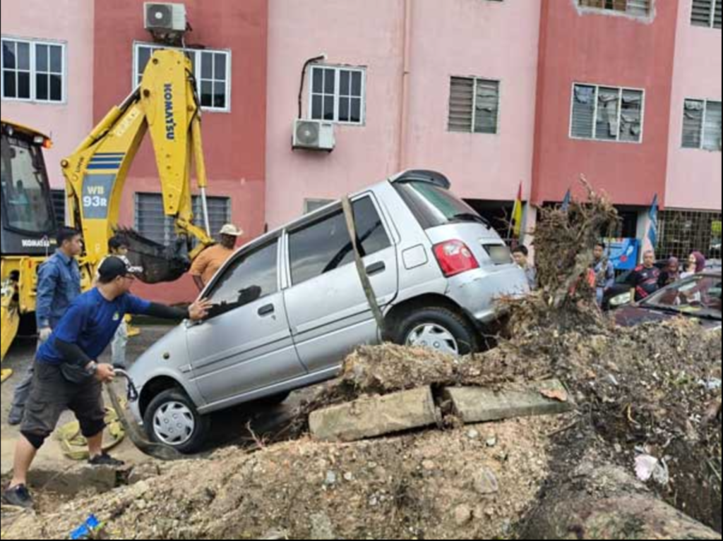 巴生暴风雨导致多个区域积水，树倒砸车事故频发