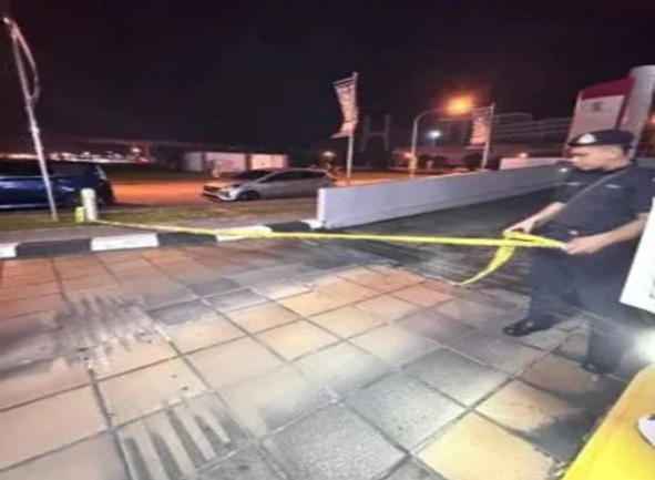 东窗事发!枪手追击华裔青年却屡屡失误,狼狈不堪