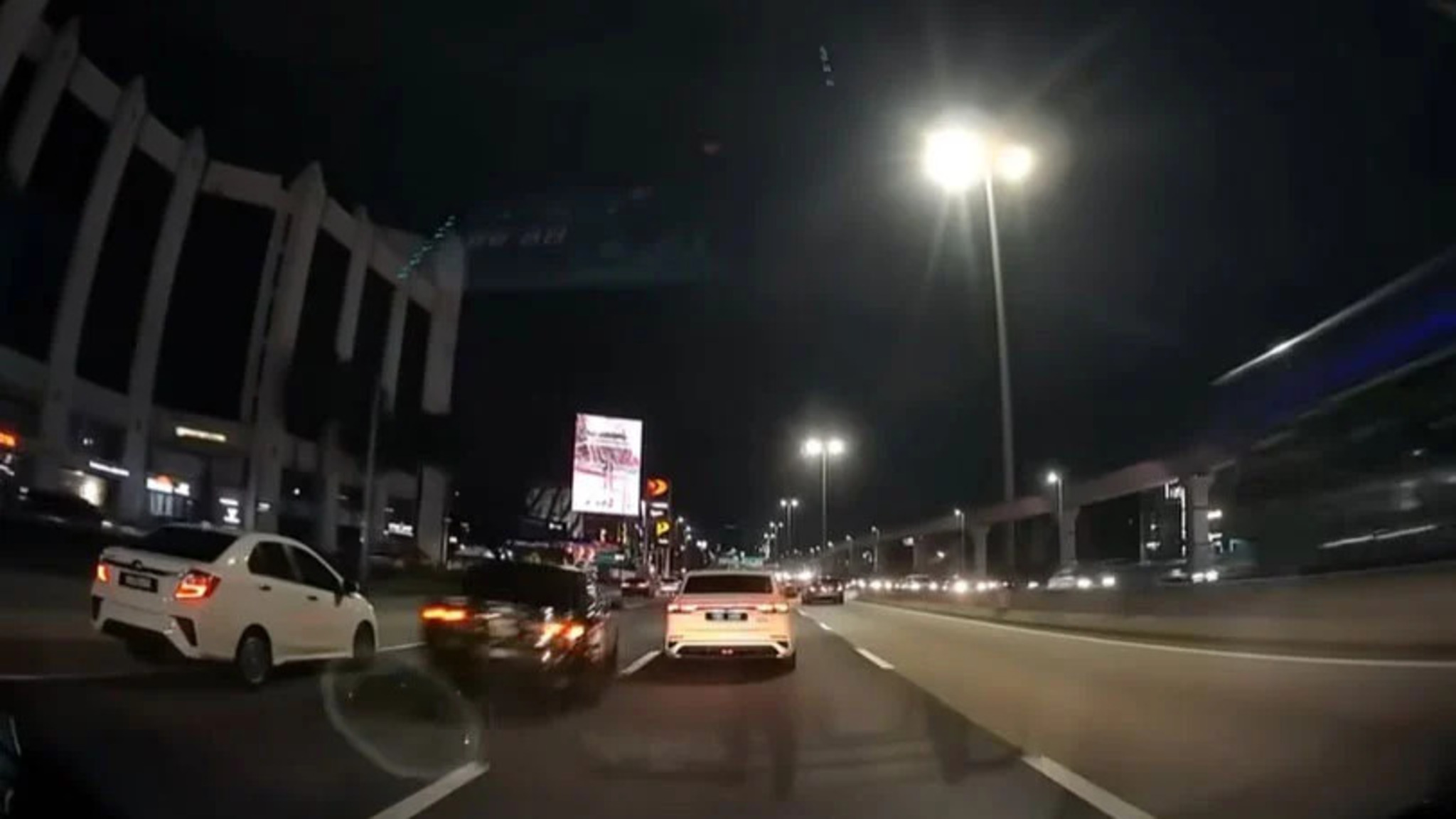 肇事者飙车失控酿祸后逃跑!事故现场惊心动魄