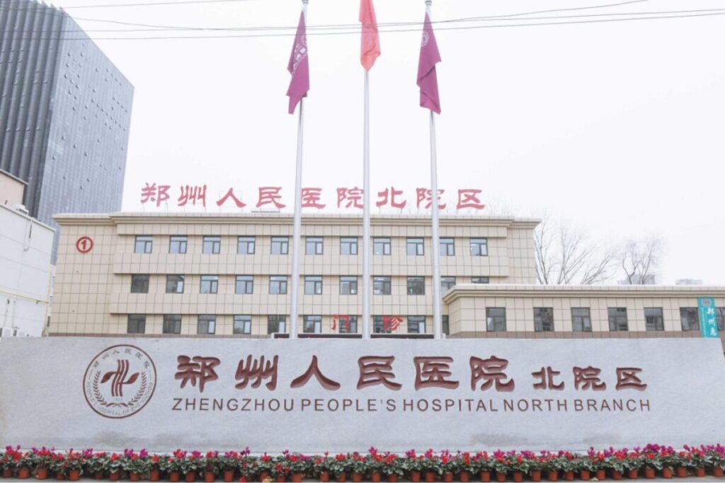 女子吃麻辣火锅