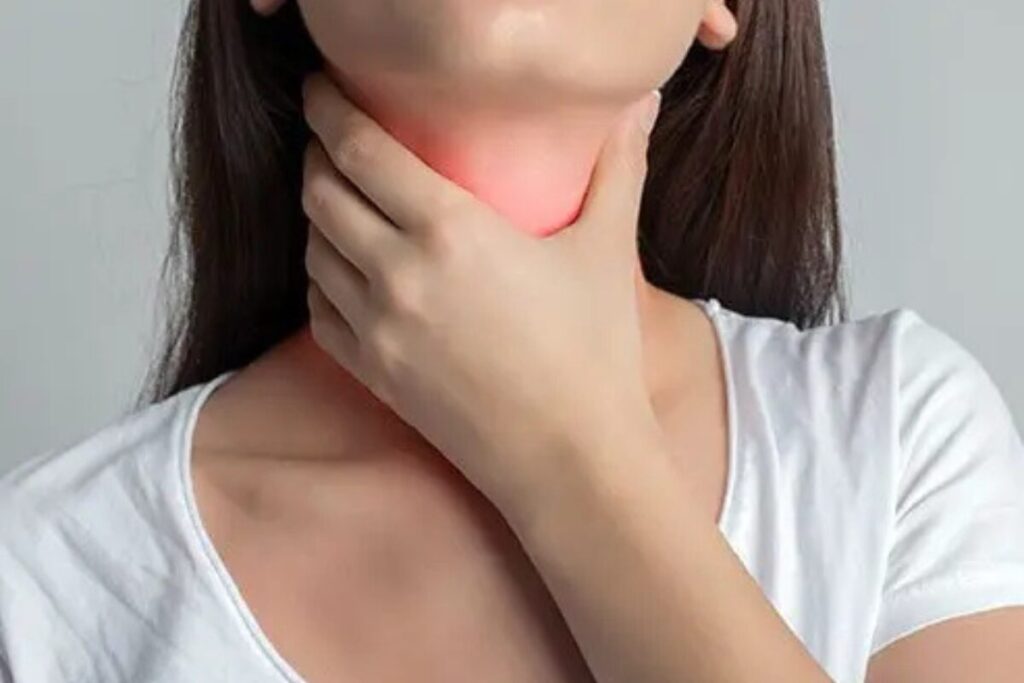 女子吃麻辣火锅