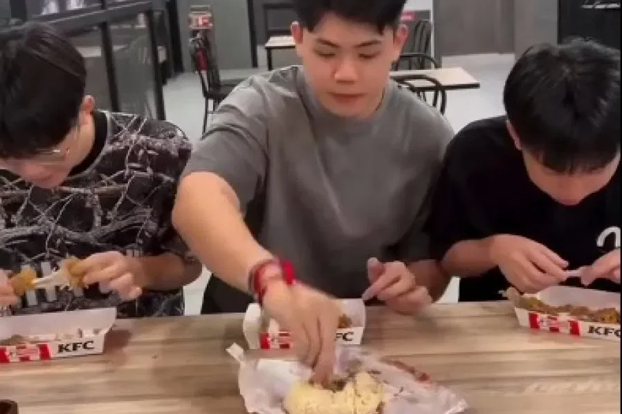 网红施舍鸡骨头